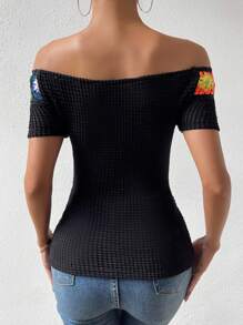 SHEIN Unity 花卉刺繡一字肩T恤 - 黑色 - 查看 2