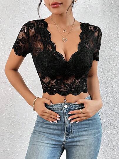 SHEIN Frenchy Scallop Trim Crop Lace Bodycon Black Top, Damen Einfarbige Minimalistische Tägliche Hohlloch-Spitzenbesatz Kurzarmbluse, Oktoberfestkleid, Oktoberfestkostüm, Weiße Bluse, Oktoberfest, Elegantes Hemd Mit Traditionellem Charme Spitze Weißes Top Weißes Crop Top Milchmädchen Top Cowgirl Top Weißes Western Top Party
