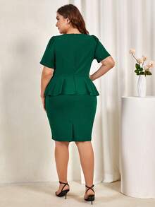 CurvySweet Talla grande Vestido peplum ribete con fruncido unicolor - Verde Oscuro - Ver 2