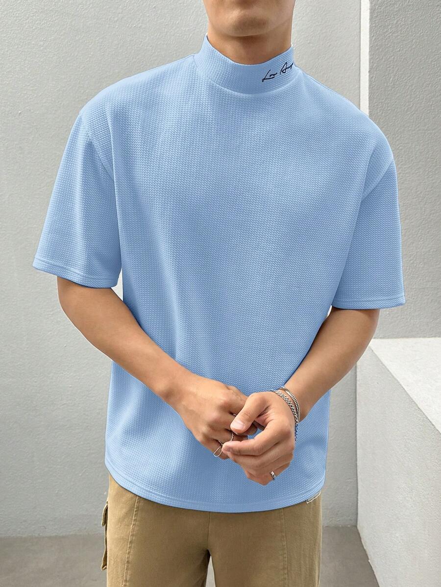 Manfinity RebelGame 男士字母圖案小高領T恤 - 淺藍色 - 查看 1