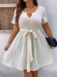 SHEIN LUNE 大碼鏈條細節繫腰帶連衣裙 - 杏色 - 查看 1