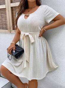 SHEIN LUNE 大碼鏈條細節繫腰帶連衣裙 - 杏色 - 查看 8