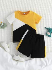 Conjunto de camiseta y shorts con bloques de colores para niños pequeños - Multicolor - Ver 1