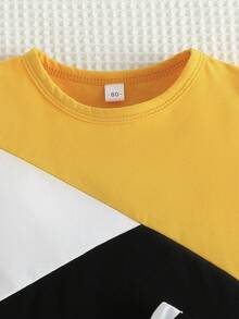 Conjunto de camiseta y shorts con bloques de colores para niños pequeños - Multicolor - Ver 7