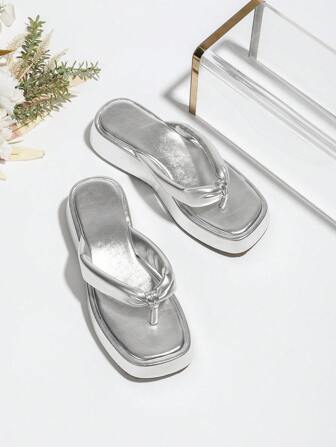 女士金属厚底坡跟人字拖凉鞋、简约银色PU沙滩拖鞋、银色厚底凉鞋、夏季户外银色鞋、方头厚底增高度假鞋、银色一脚蹬凉鞋