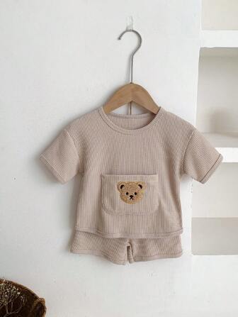 返校季寶寶男女2件裝，夏季用格子紋小熊口袋條紋上衣和短褲