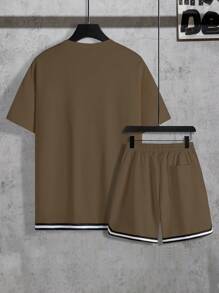 Manfinity Homme Men Letter Graphic Tee & Striped Trim Drawstring Waist Shorts - Coffee Brown - View 2