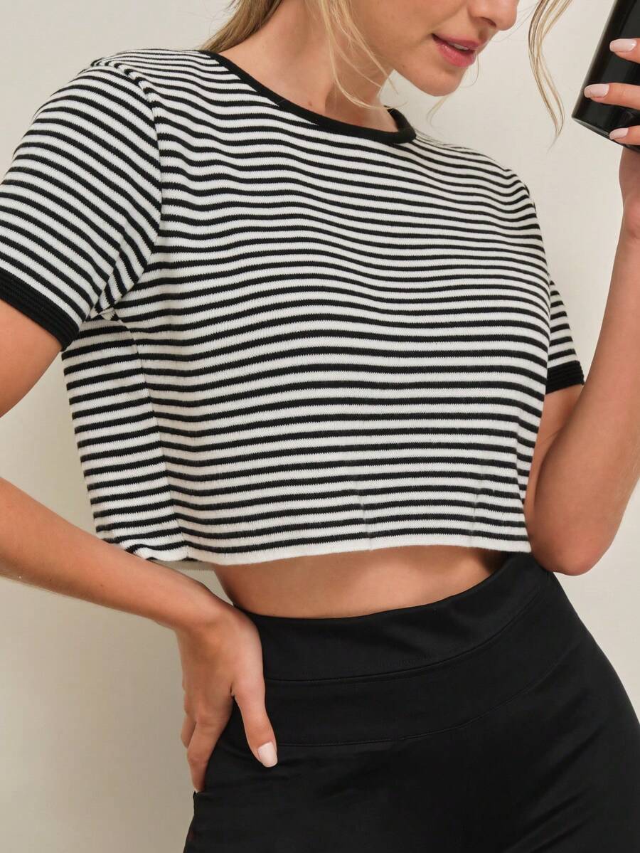SHE(IN) BRASIL Striped Pattern Crop Knit Top - 黑與白 - 查看 1