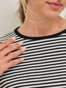 SHE(IN) BRASIL Striped Pattern Crop Knit Top - 黑與白 - 查看 5