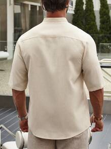 Manfinity Homme 宽松版型男士纯色纽扣纯色长袖衬衫，带贴袋，适合丈夫外出 - 杏色 - 查看 2