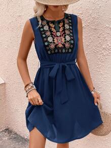 SHEIN VCAY 花卉刺繡缺口領繫腰帶連衣裙