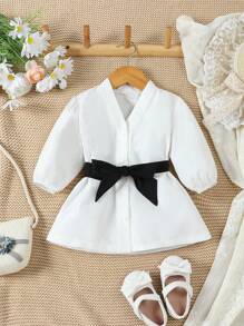SHEIN Vestido blanco con cinturón negro con manga de burbuja y cuello en V elegante a la moda para bebé niñas 2 piezas - Blanco y Negro - Ver 1