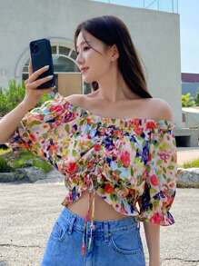DAZY Vải in hoa Off Shoulder Mặt trước dây rút Viền Ruffle Áo sơ mi Crop - Nhiều màu - Xem 1