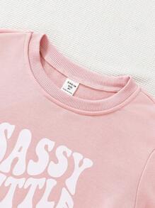 这款少女字母图案卫衣时尚个性，独特的字母图案展现了女孩的个人魅力。舒适的面料温暖柔软，适合秋冬季节穿着。时尚的字母设计彰显了女孩独特的品味和风格。简约的卫衣款式易于搭配，适合各种场合。这款卫衣是少女衣橱的必备单品，让她们通过穿着展现个性品味，彰显独特的时尚态度。 - 粉色 - 查看 3