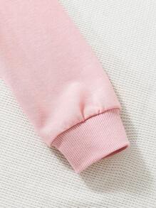 这款少女字母图案卫衣时尚个性，独特的字母图案展现了女孩的个人魅力。舒适的面料温暖柔软，适合秋冬季节穿着。时尚的字母设计彰显了女孩独特的品味和风格。简约的卫衣款式易于搭配，适合各种场合。这款卫衣是少女衣橱的必备单品，让她们通过穿着展现个性品味，彰显独特的时尚态度。 - 粉色 - 查看 4