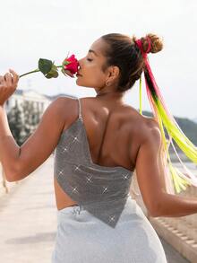 Top crop con diseño de cadena de un hombro de espalda abierta bajo pañuelo