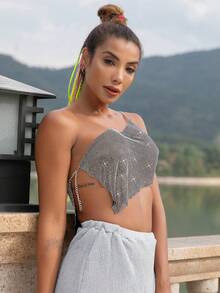 Top crop con diseño de cadena de un hombro de espalda abierta bajo pañuelo