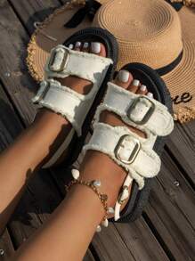 Sandales à semelle épaisse décontractées pour femmes de style de vacances avec pompon blanc, talons compensés blancs et épais pour femmes