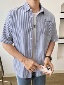 Manfinity RebelGame Herr Randigt Tryck Påsydda Fickor Skjorta Utan T-shirt - Blått och Vitt - Visa 1