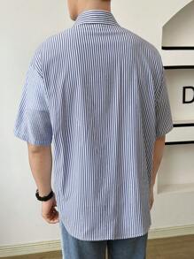 Manfinity RebelGame Herr Randigt Tryck Påsydda Fickor Skjorta Utan T-shirt - Blått och Vitt - Visa 2