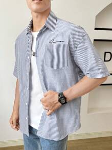 Manfinity RebelGame Herr Randigt Tryck Påsydda Fickor Skjorta Utan T-shirt - Blått och Vitt - Visa 6