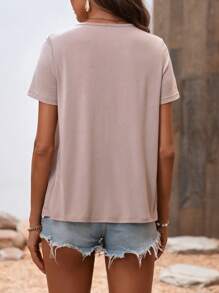 SHEIN LUNE Chất rắn Cổ v Áo thun - Màu be - Xem 2