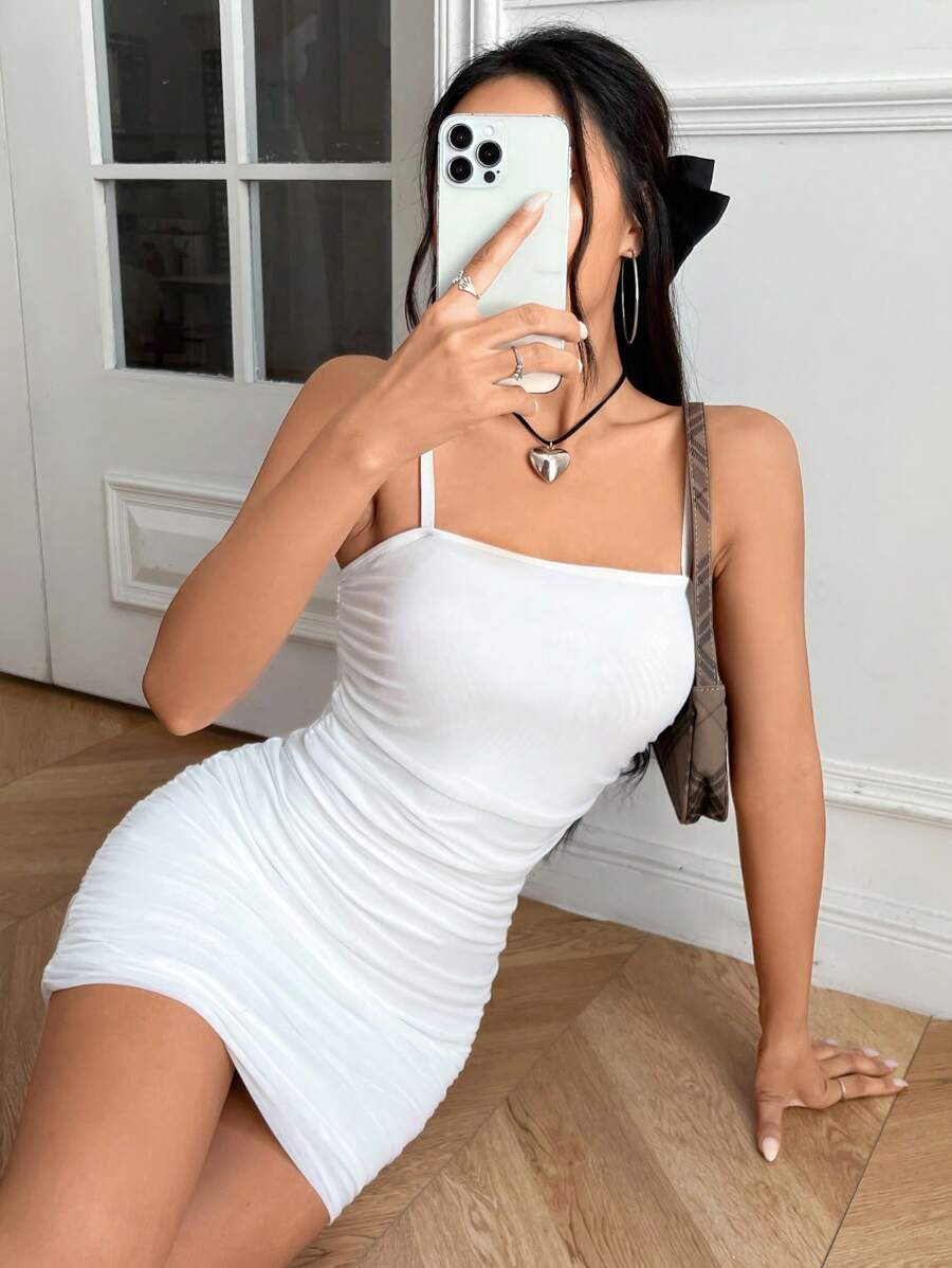 SHEIN EZwear 素色側收褶吊帶緊身連衣裙 - 白色 - 查看 1