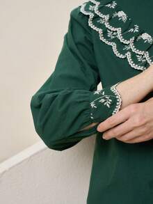 Simple Retro Floral Embroidery Ruffle Trim Button Front Shirt - Dark Green - View 3