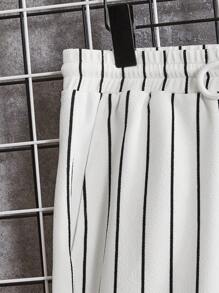 Manfinity RebelGame Hombres con estampado de rayas y letra Camiseta & de cintura con cordón Shorts - Blanco y Negro - Ver 5