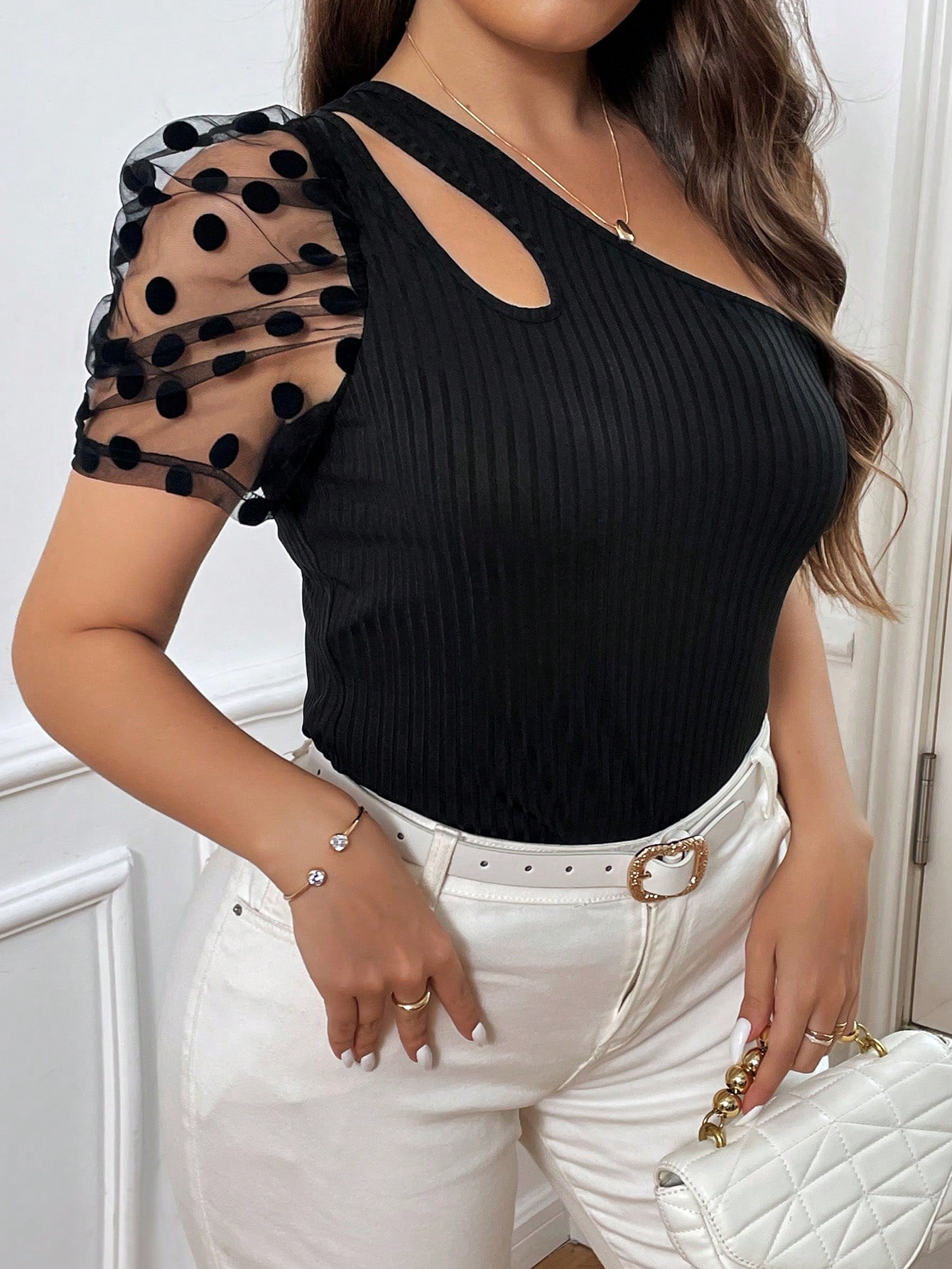 SHEIN Privé بلوزة برقبة واحدة مناسبة للمقاسات الكب...