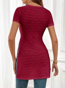 SHEIN Essnce 素色網眼刺繡下擺開叉T恤 - 酒紅色 - 查看 2