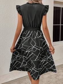 SHEIN Privé 幾何印花荷葉邊繫腰帶連衣裙 - 黑色 - 查看 3