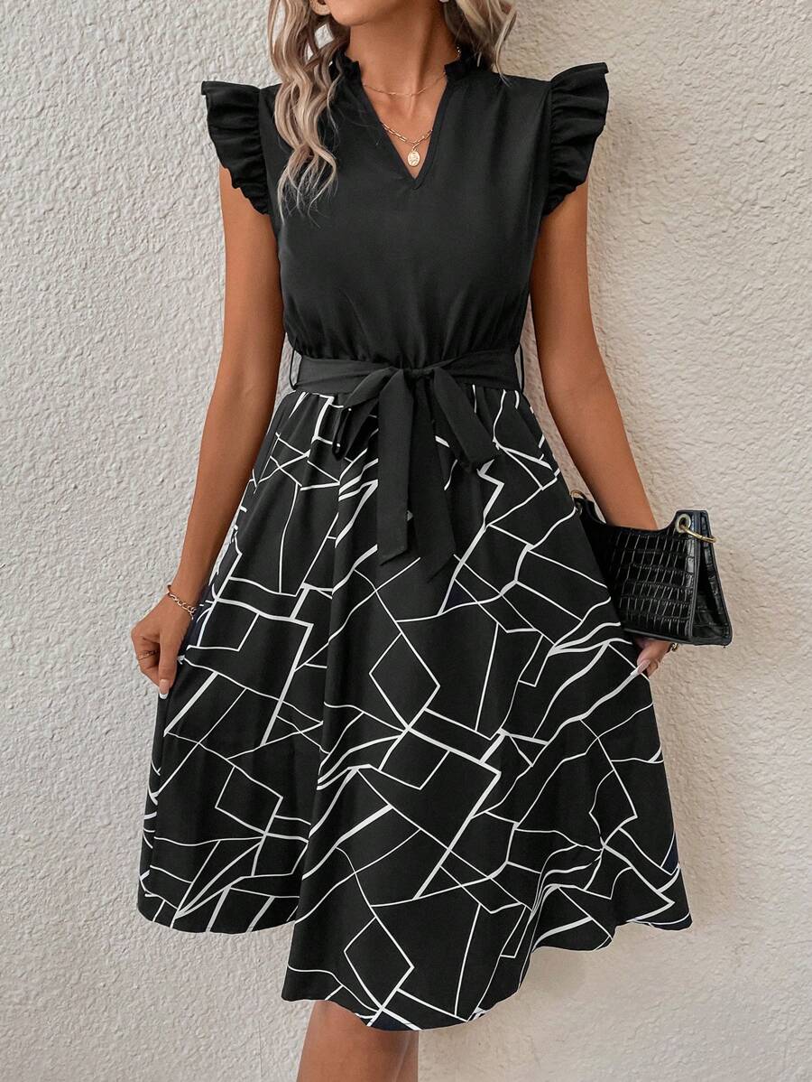 SHEIN Privé 幾何印花荷葉邊繫腰帶連衣裙 - 黑色 - 查看 1