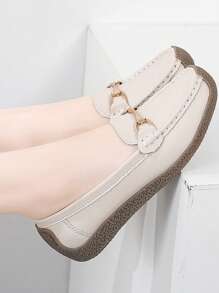 秋冬新款真皮低帮妈妈鞋金属扣平底鞋