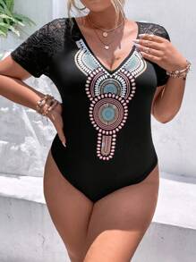 SHEIN LUNE 大碼幾何印花蕾絲拼接插肩袖連體衣 - 黑色 - 查看 3