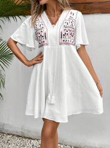 SHEIN Frenchy 幾何刺繡流蘇繫帶領連衣裙 - 白色 - 查看 4