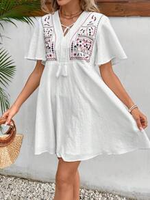 SHEIN Frenchy 幾何刺繡流蘇繫帶領連衣裙 - 白色 - 查看 5