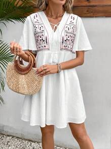 SHEIN Frenchy 幾何刺繡流蘇繫帶領連衣裙 - 白色 - 查看 6