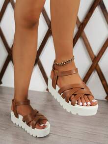 女性時尚棕色的防水台坡跟涼鞋適用於休閒穿戴