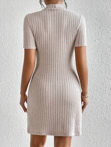 SHEIN Frenchy 小高領下擺開叉T恤和短褲 - 杏色 - 查看 2