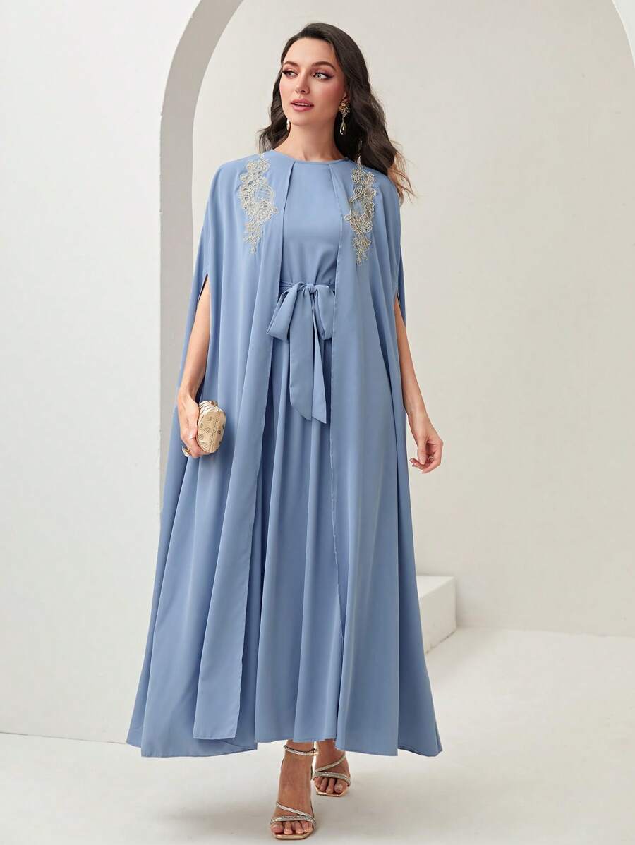 Al Najma 花卉贴花斗篷袖系带连衣裙长款晚礼服