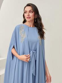 Al Najma 花卉贴花斗篷袖系带连衣裙长款晚礼服