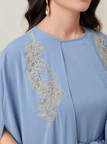 Al Najma 花卉贴花斗篷袖系带连衣裙长款晚礼服