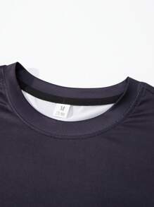 Manfinity EMRG 男士漸層字母圖案T恤和短褲 - 黑色 - 查看 4