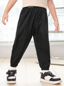 SHEIN 男童休閒簡約透氣舒適長褲，腰帶有裝飾鈕扣和徽章細節 - 黑色 - 查看 1