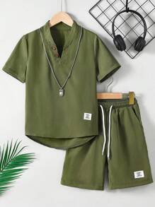 SHEIN Chico preadolescente con diseño de parche Camisa & de cintura con cordón Shorts sin collar