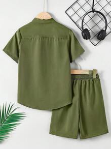 SHEIN Chico preadolescente con diseño de parche Camisa & de cintura con cordón Shorts sin collar