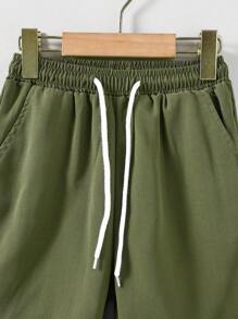 SHEIN Chico preadolescente con diseño de parche Camisa & de cintura con cordón Shorts sin collar