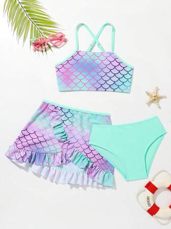 年轻女孩鱼鳞比基尼套装搭配沙滩裙夏日海滩