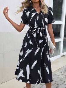 SHEIN Clasi 筆刷圖案繫腰帶連衣裙 - 黑色 - 查看 1